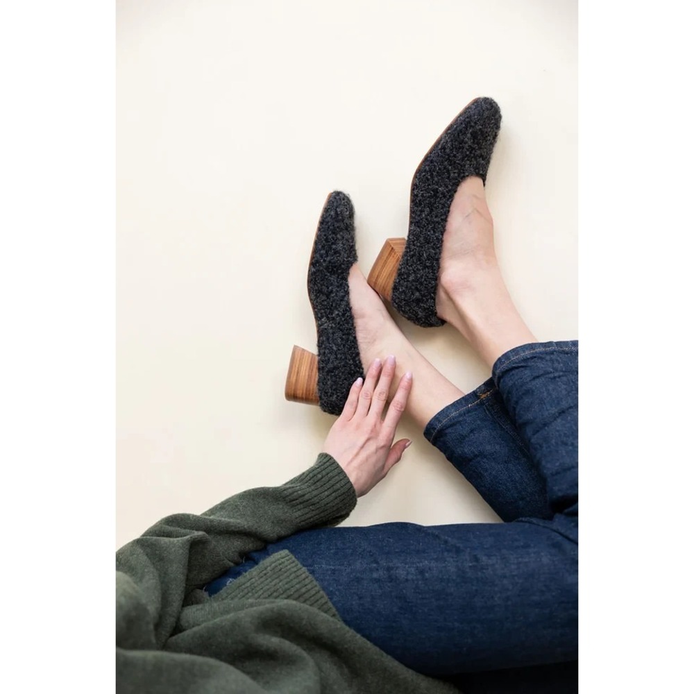 NEW Huma Blanco Luisa Low Heel Pump 38 Charcoal Alpaca Fuzzy Textured Square Toe